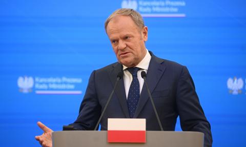 Rząd publikuje ustawy, analitycy prognozują obniżki od wtorku. Tusk: Płacimy wysoką cenę za wojny