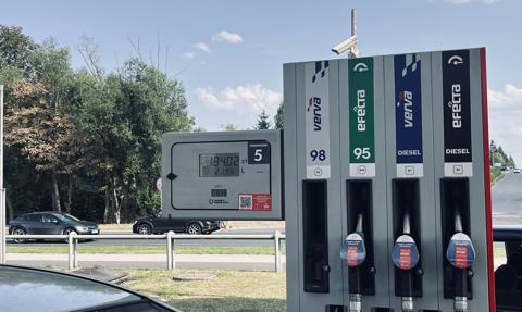 Widmo "awarii dystrubutorów"? Rząd ostrzega przed obniżkami cen paliw wg prezydenta