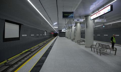 Nowe stacje metra zalane. "Z posadzki biją źródła wody, kapie też ze stropu"