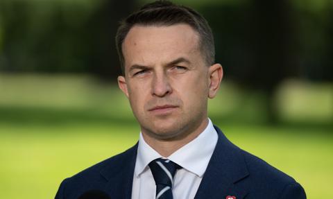 Bez kredytów, za to z akcjami Żabki, PKP Cargo i CCC. Rzecznik Adam Szłapka ma udziały w kilkudziesięciu spółkach