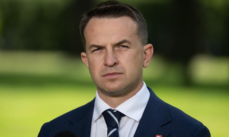 Bez kredytów za to z akcjami Żabki, PKP Cargo i CCC. Rzecznik Adam Szłapka ma udziały w kilkudziesięciu spółkach