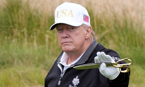 Po sali balowej i łuku triumfalnym pora na stadion Trumpa. To byłaby "piękna nazwa"