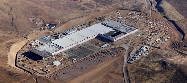 Tesla szuka pieniędzy na produkcję modelu 3. Plan dokapitalizowania spółki zakłada kolejne 1,15 mld dolarów