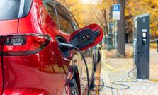 Elektryki po raz pierwszy wyprzedziły benzyniaki. W Europie święto, ale jeden kraj ostro hamuje
