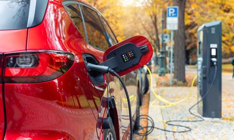 Elektryki po raz pierwszy wyprzedziły benzyniaki. W Europie święto, ale jeden kraj ostro hamuje