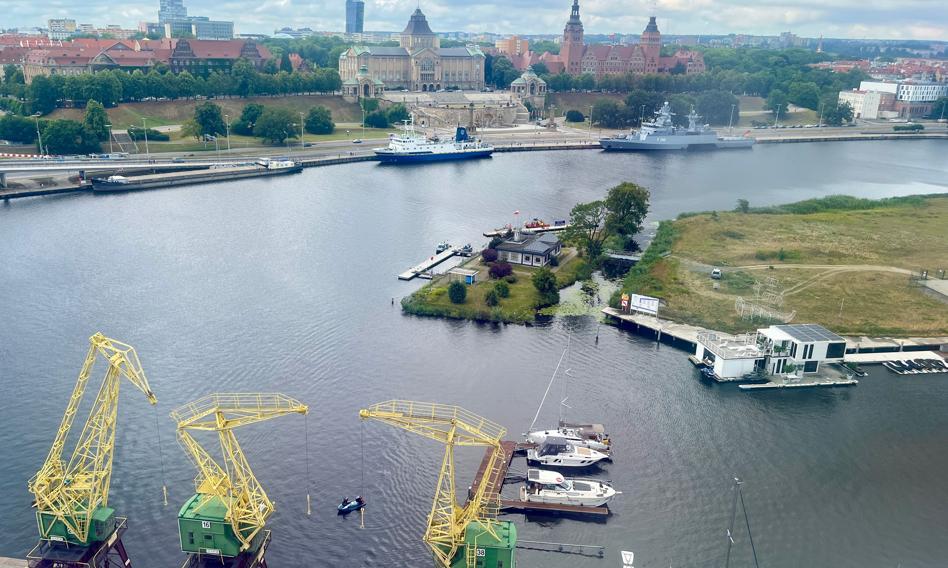 Rosyjskie jednostki w pobliżu portu w Szczecinie. Tusk: To jest nowa wojna