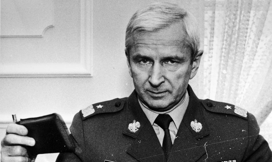 Kontrowersyjny pogrzeb byłego szefa WSI z pełnymi honorami