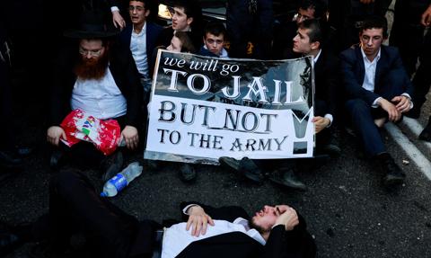 "Lepiej więzienie niż armia". Bunt charedim zagraża rządowi Netanjahu