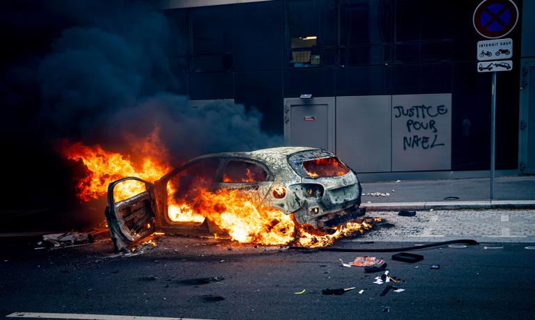 Les émeutes en France ont fait perdre environ un milliard d’euros aux hommes d’affaires