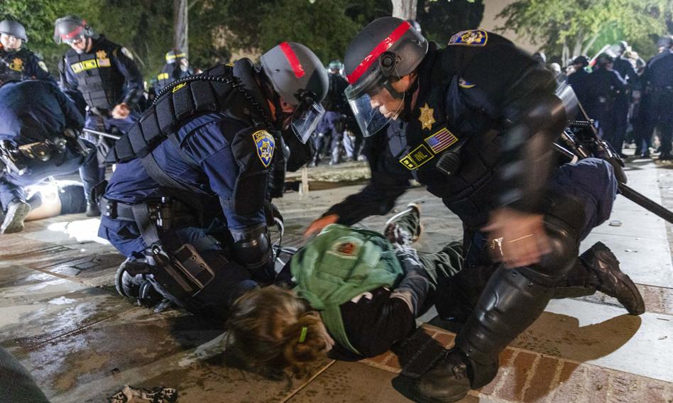 Starcia policji z protestantami na Uniwersytecie Kalifornijskim. Funkcjonariusze strzelali gumowymi kulami