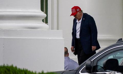 Siniaki na dłoniach Trumpa. Biały Dom poinformował o stanie zdrowia prezydenta