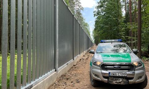 Podkop pod zaporą na granicy. Straż Graniczna zatrzymała ponad 130 osób, trwa obława