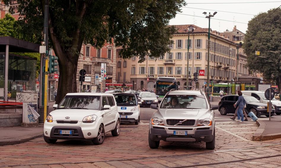 Włoski przekręt na polskie tablice. Dziesiątki tysięcy kierowców tak unika podatku i mandatów