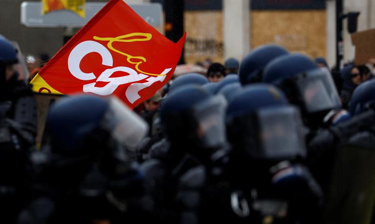 Violents affrontements entre la police et les manifestants à Paris.  La Banque de France souffre