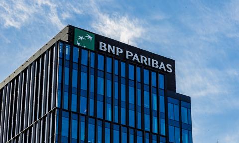 Kurs BNP Paribas spada o 4,3 proc.; mWIG40 lekko zniżkuje