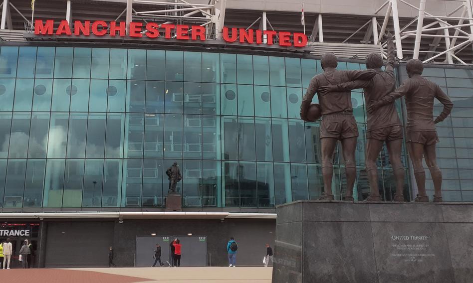 Manchester United zwalnia „połowę składu”. Tnie także benefity