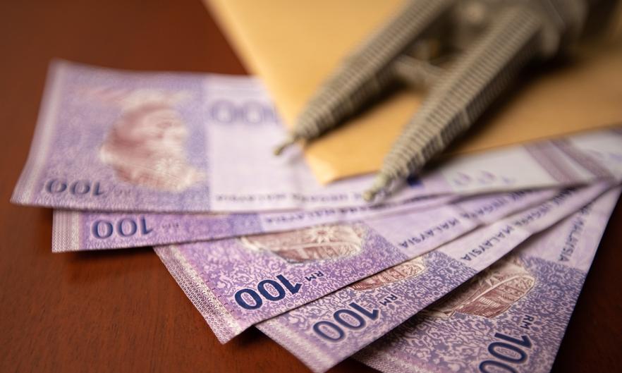 Dostają skrypty rozmów, kilka telefonów i listę numerów. Za brak wyników są tortury. Tak działa światowe centrum oszustw finansowych