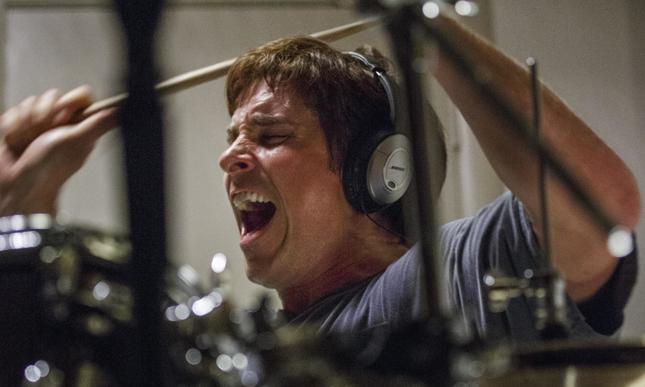 Kadr z filmu "The Big Short" (2015). Christian Bale gra w nim Michaela Burry