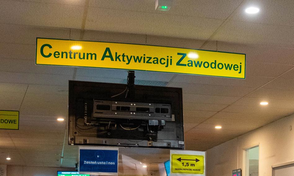 Praca niby jest, ale... coraz trudniej ją dostać. To oni mają najgorzej