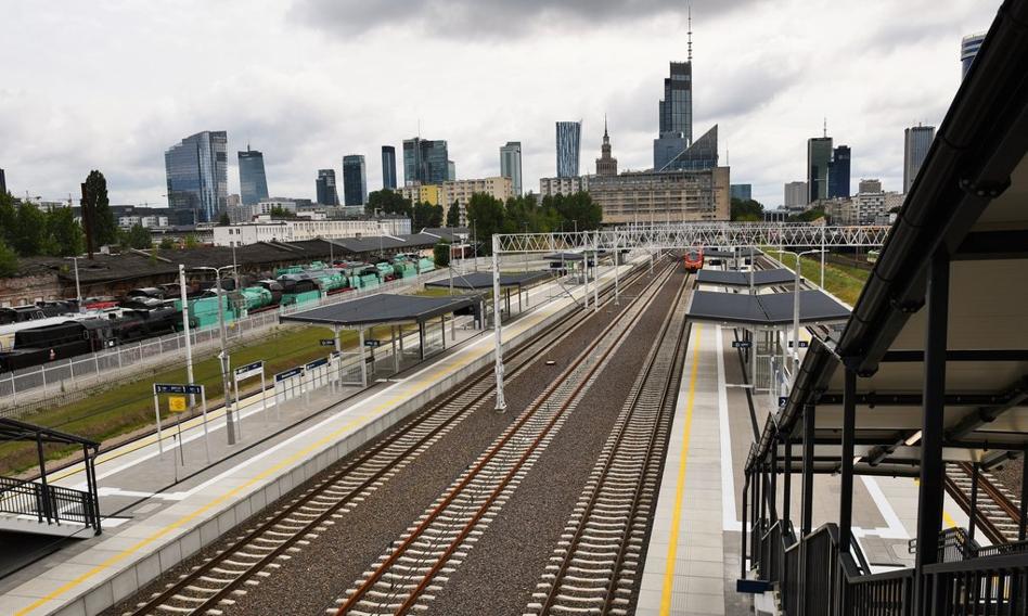 Stacja Warszawa Główna z kładkami łączącymi Wolę z Ochotą