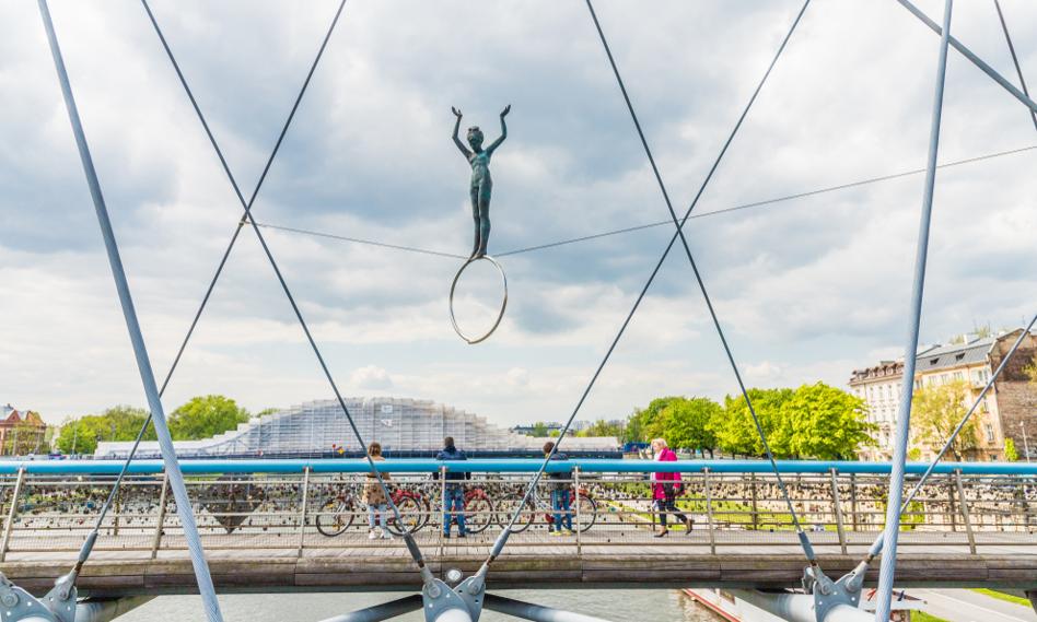 Kraków pozbędzie się części słynnych balansujących rzeźb