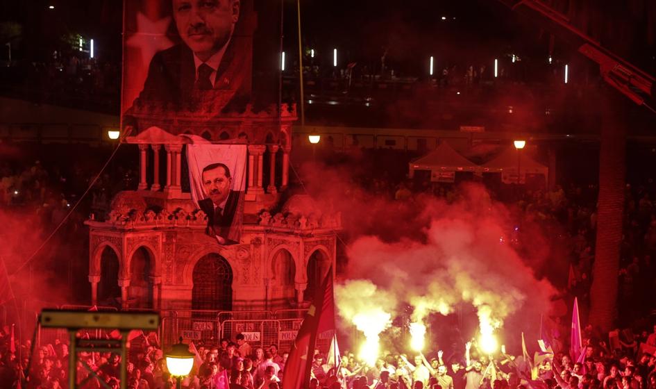 Turcja: w pierwszym dniu szkoły uczniowie składają hołd "męczennikom"