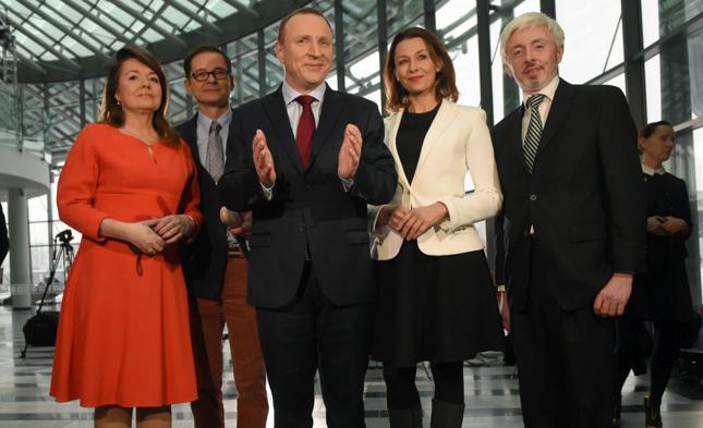 Jacek Kurski (na zdj. w środku) ponownie prezesem TVP. Przyglądamy się finansom telewizji publicznej