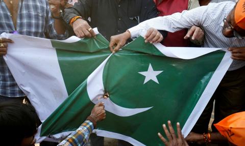 Indie i Pakistan na wojennej 艣cie偶ce. Kto wygrywa gospodarczo?