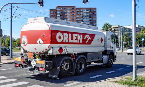 Kolejne obniżki w hurcie Orlenu. Tanieje ropa w USA
