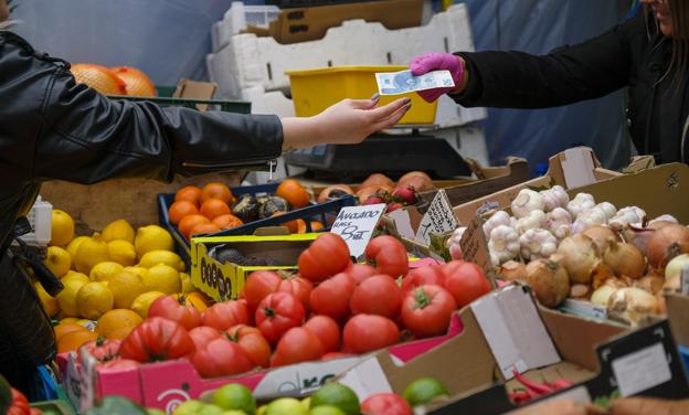 Wyższy VAT na żywność podbił inflację. GUS pokazał, co w kwietniu podrożało najbardziej - oto inflacyjne hity
