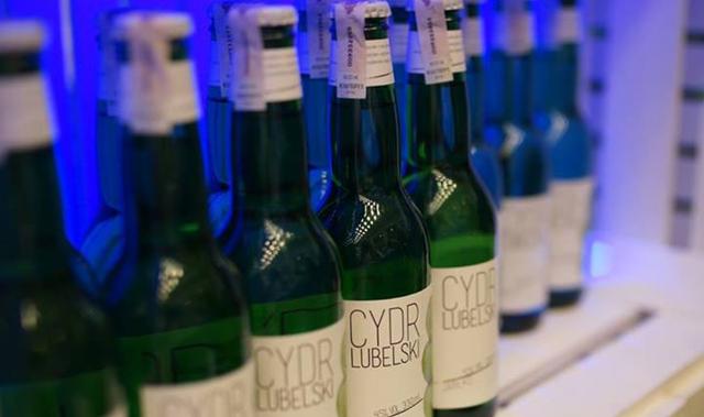 Polacy pokochali cydr. Popularność zyskuje także ten sprzedawany z kija
