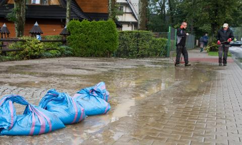 Nawałnice, powodzie, tornada, grad i woda w domu. "Ubezpieczyciel zwróci koszty szybkich napraw"