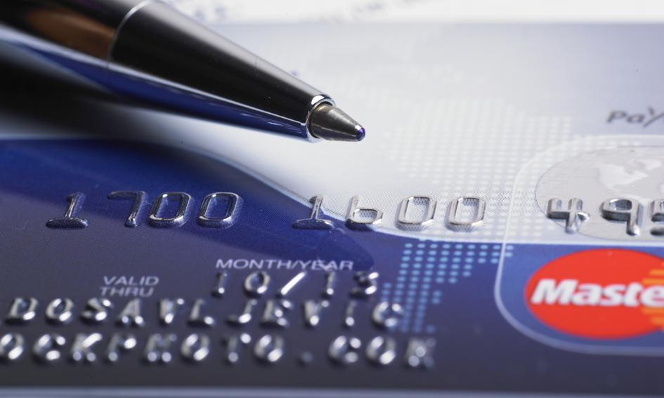 Polacy rezygnują z kart kredytowych. Najnowsze dane