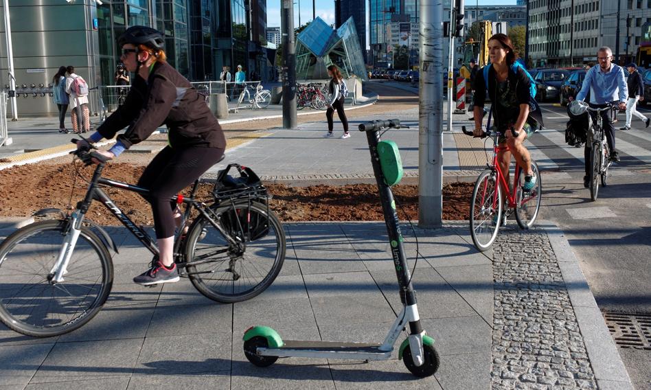 Tablice rejestracyjne dla rowerów i hulajnóg elektrycznych – petycja trafiła do rządu