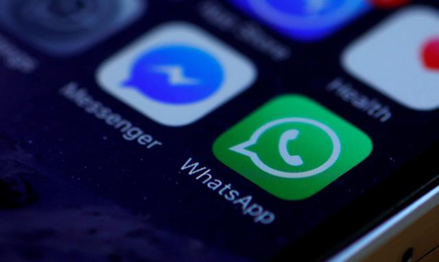 Služby budou číst zprávy z Messengeru a WhatsAppu.  Vláda připravuje nový zákon