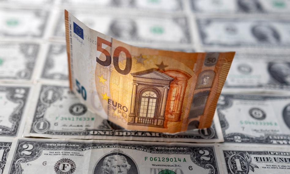 Kurs euro wciąż wysoki. Dolar już nie słabnie