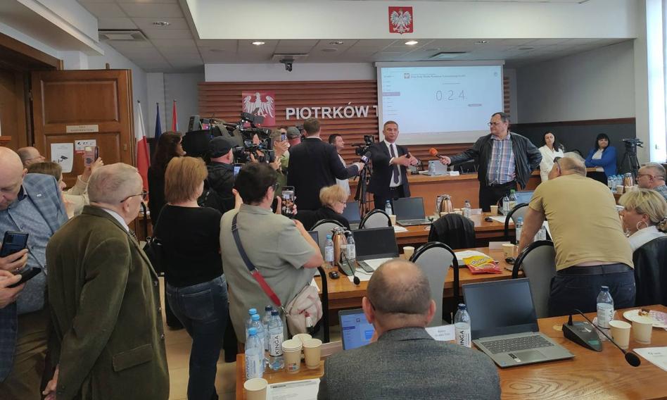 Awantura w Piotrkowie. Sesja rady miejskiej przerwana przez Roberta B膮kiewicza