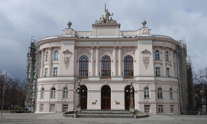 Studenci z Politechniki Warszawskiej budują łódź słoneczną