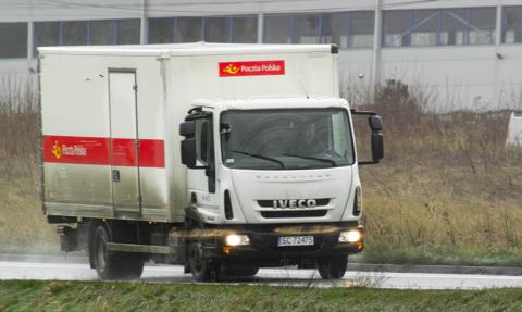 NASK ostrzega przed oszustami. Podszywają się pod kurierów