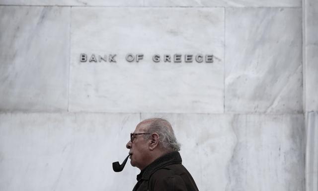 Grecy boją się bankructwa. Wypłacają gotówkę