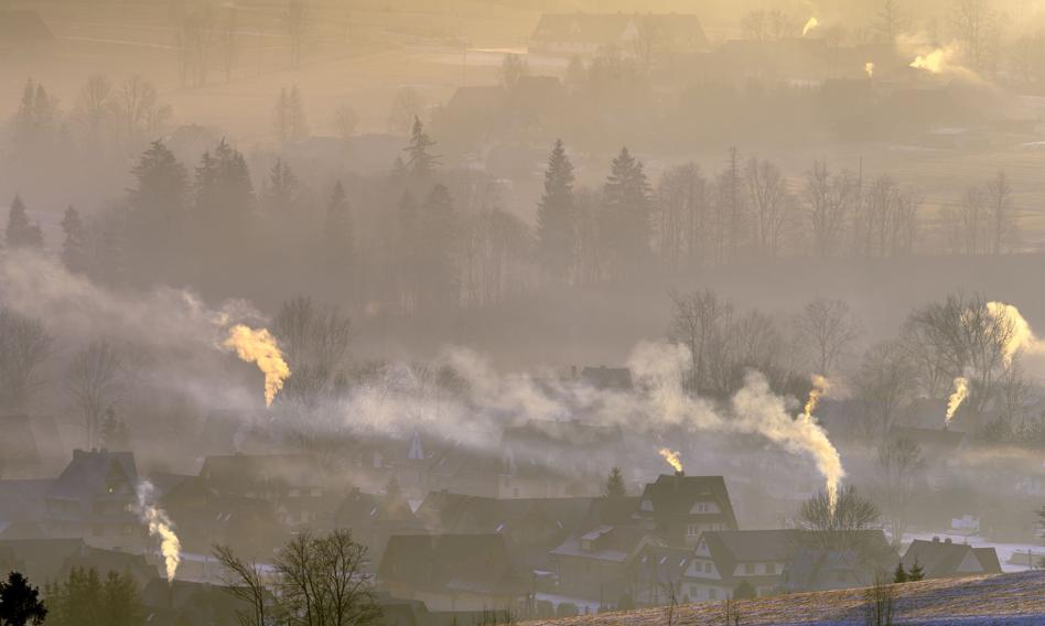 Coraz częściej palimy w piecach plastikiem. Poza zdrowiem i środowiskiem traci też budżet państwa