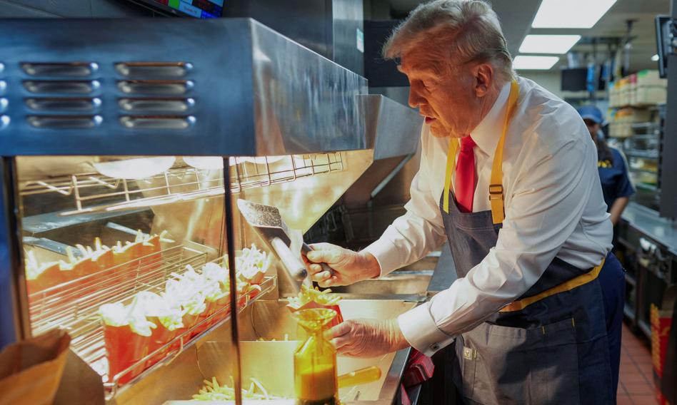 Trump smażył frytki w McDonaldzie? &quot;Mogę teraz powiedzieć, że pracowałem tu dłużej niż Kamala&quot;