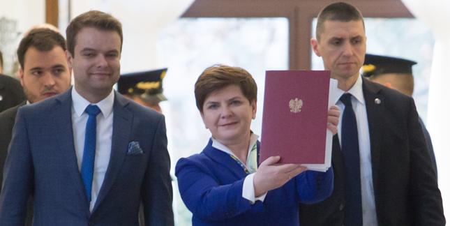 Beata Szydło składa w Sejmie ustawę z programem 500+
