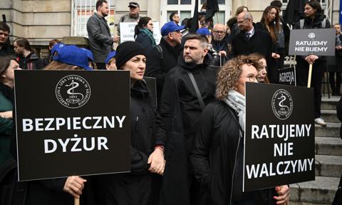 Samorząd lekarski apeluje do rządzących o powstrzymanie hejtu wobec medyków