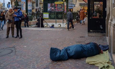 Coraz więcej bezdomnych we Francji. Wzrost o 130 proc. w dekadę
