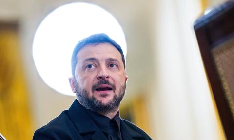 Zełenski alarmuje: USA opóźniają dostawy broni. Ukrainie brakuje pocisków