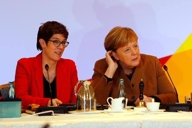 Annegret Kramp-Karrenbauer i Angela Merkel