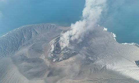 Anak Krakatau paraliżuje loty w Indonezji. Zamknięte lotnisko w Dżakarcie
