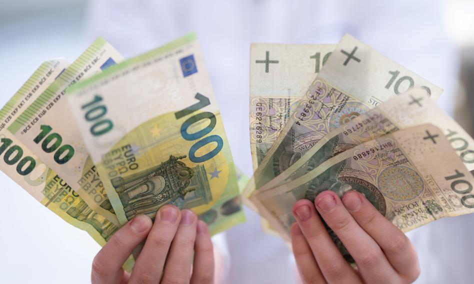 Złoty umocniony. Kurs euro najniżej od miesiąca. Dolar droższy o 4 grosze