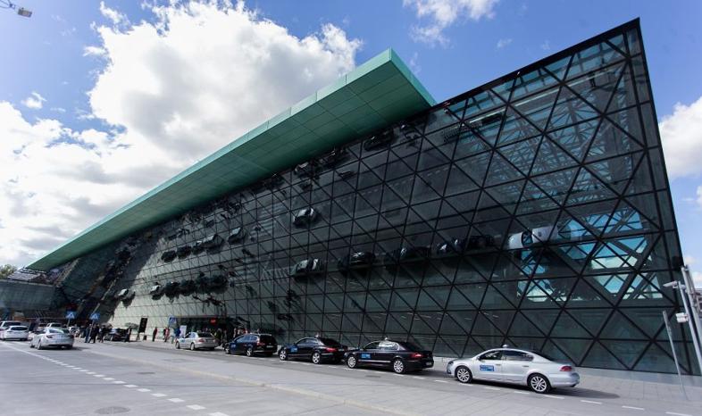 Terminal lotniska Kraków Airport zamknięty dla osób postronnych